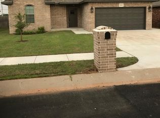 2412 Thornberry Ln, Yukon, OK 73099