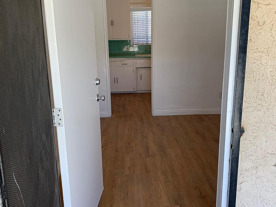 1st image of 916 1/2 Oakwood St