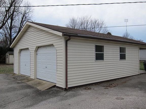 3rd image of 1200 Rose Hill Dr