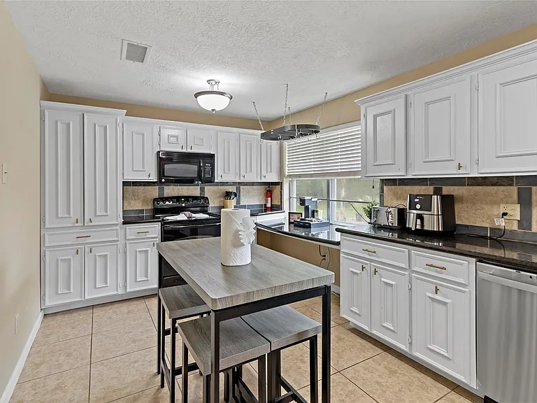 1405 Delabrook Ct — Photo 9