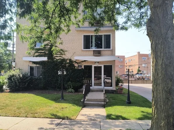 8152 Elmwood St #201, Skokie, IL 60077