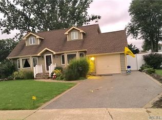 14 Whalen St, North Babylon, NY 11703
