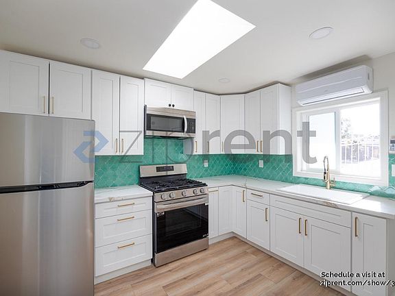 3rd image of 129 W 15th St