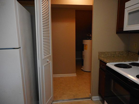 4th image of 300 Berkley Ct APT 6