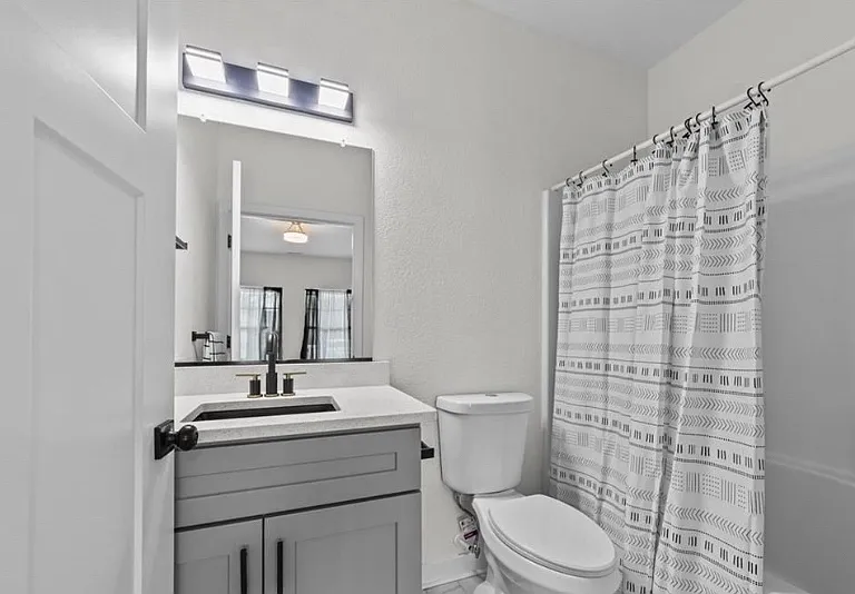 621 44th St #1 — Photo 3