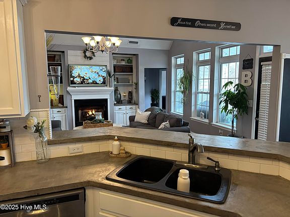 4th image of 118 Travis Boulevard
