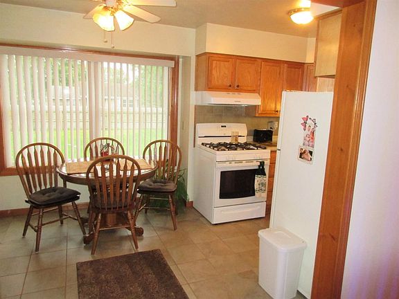 5th image of 738 Sylvan Ln