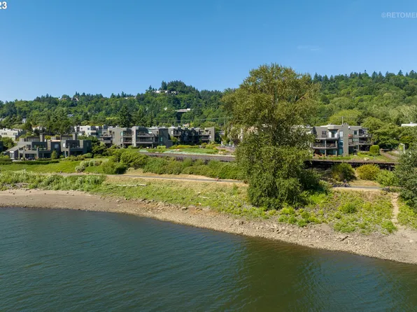 5620 S Riverside Ln #1, Portland, OR 97239
