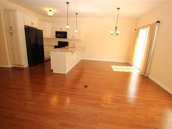 3rd image of 35 Tannon Dr S