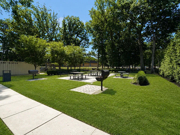 Stratford Apartments — Photo 11