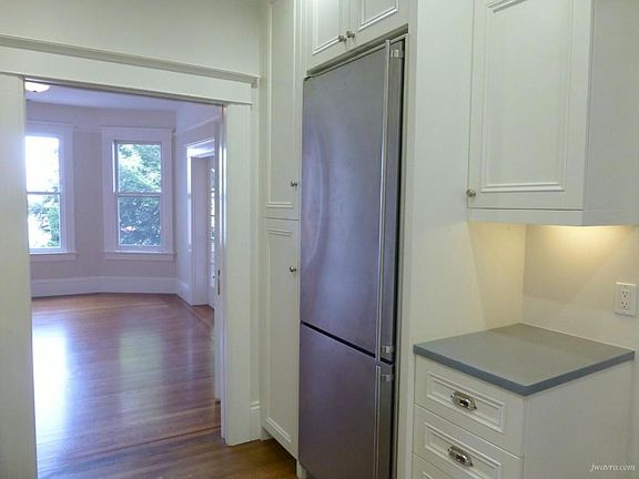 5th image of 338 Carl St