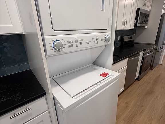 4th image of 137 3rd St Floor 1