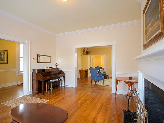 3rd image of 136 Caroline St