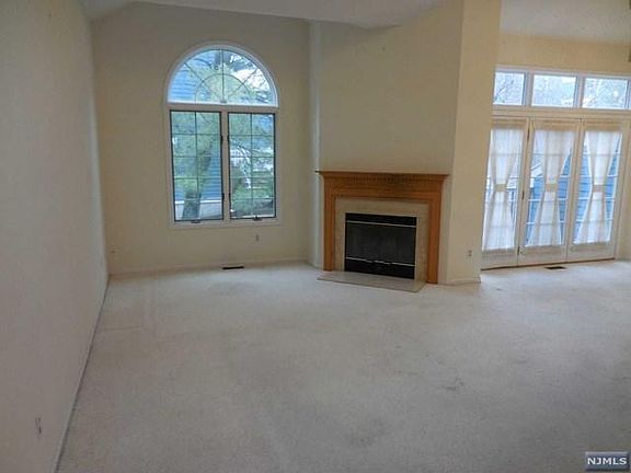 5th image of 255 Cambridge Dr