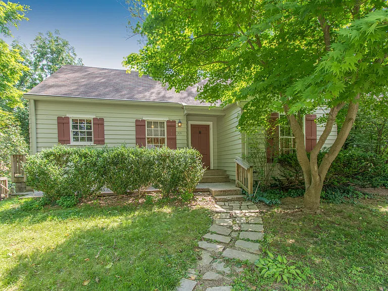 321 S Eastside Dr — Photo 8