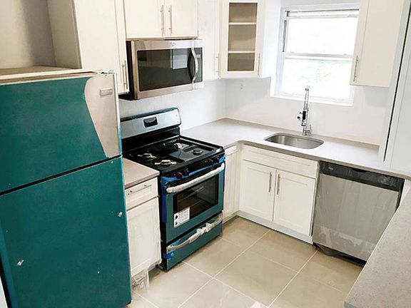 4th image of 2712 Tenbroeck Ave