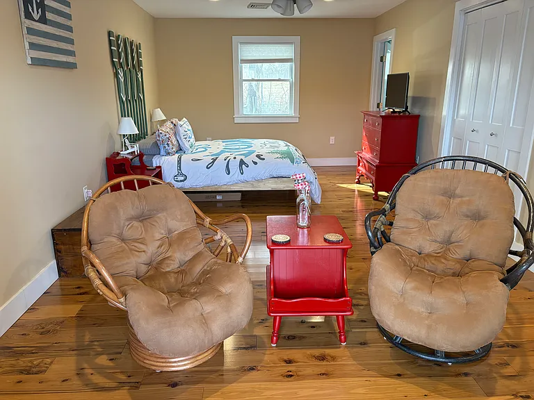 Master bedroom
Sitting area looking out onto the private porch/lake