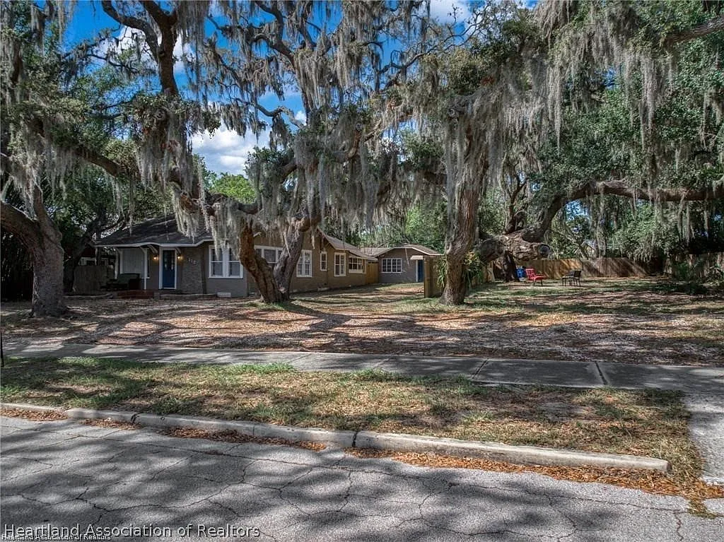 1 bed, 1.0 bath, 900 sqft, $975 — Photo 1