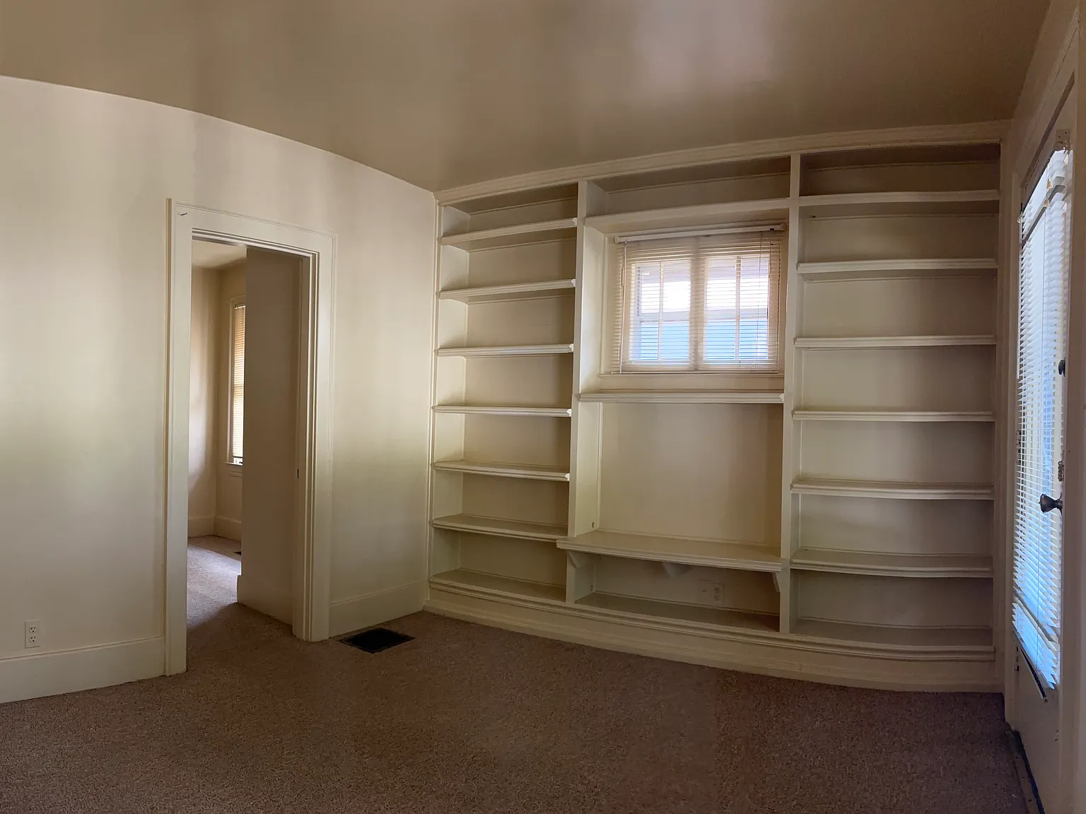 2413 Crittenden Dr — Photo 3