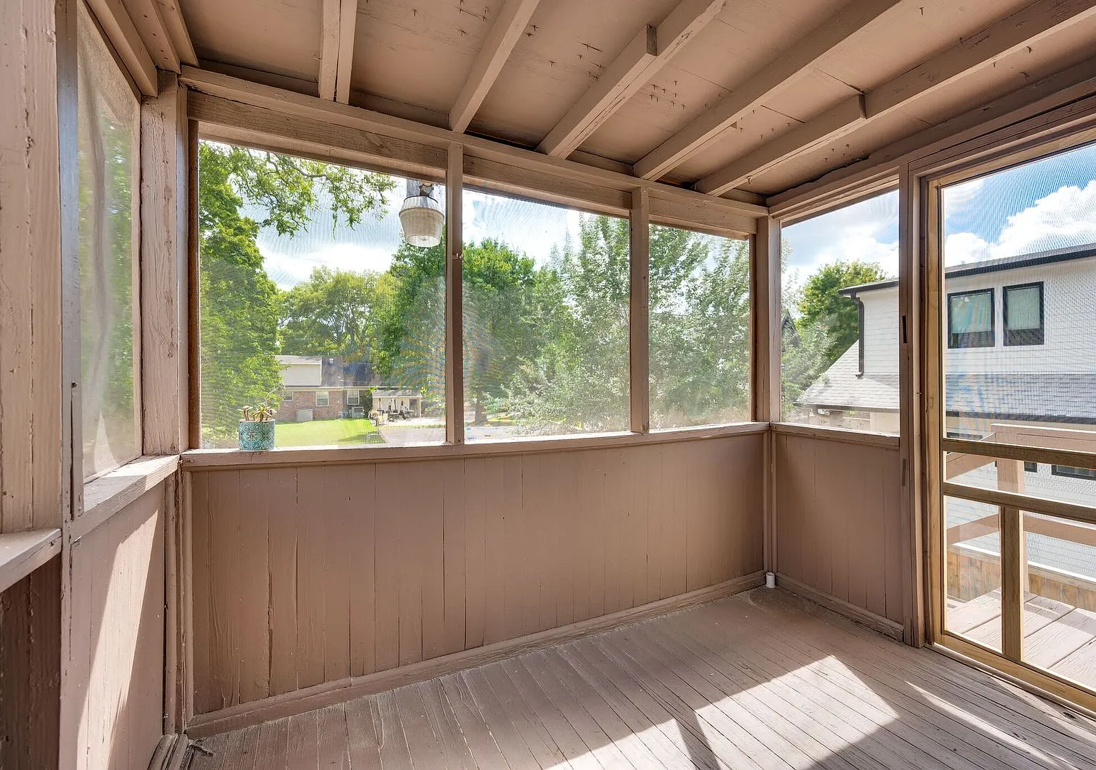 This charming 1920's tudor is walking distance to Martin's BBQ, and to 12 South! — Photo 4