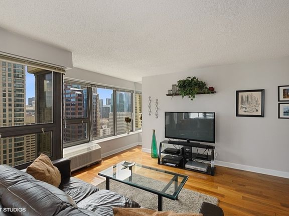 4th image of 30 E Huron St APT 3809