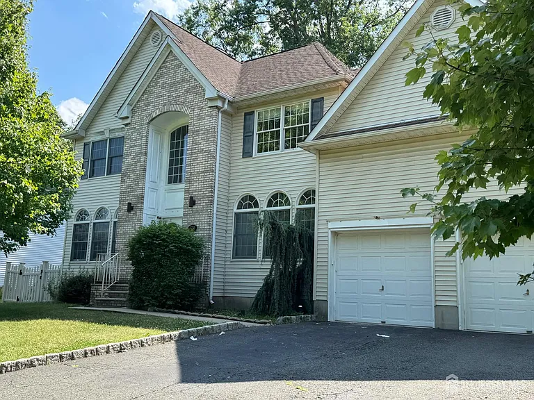 320 Arlington Ave — Photo 3