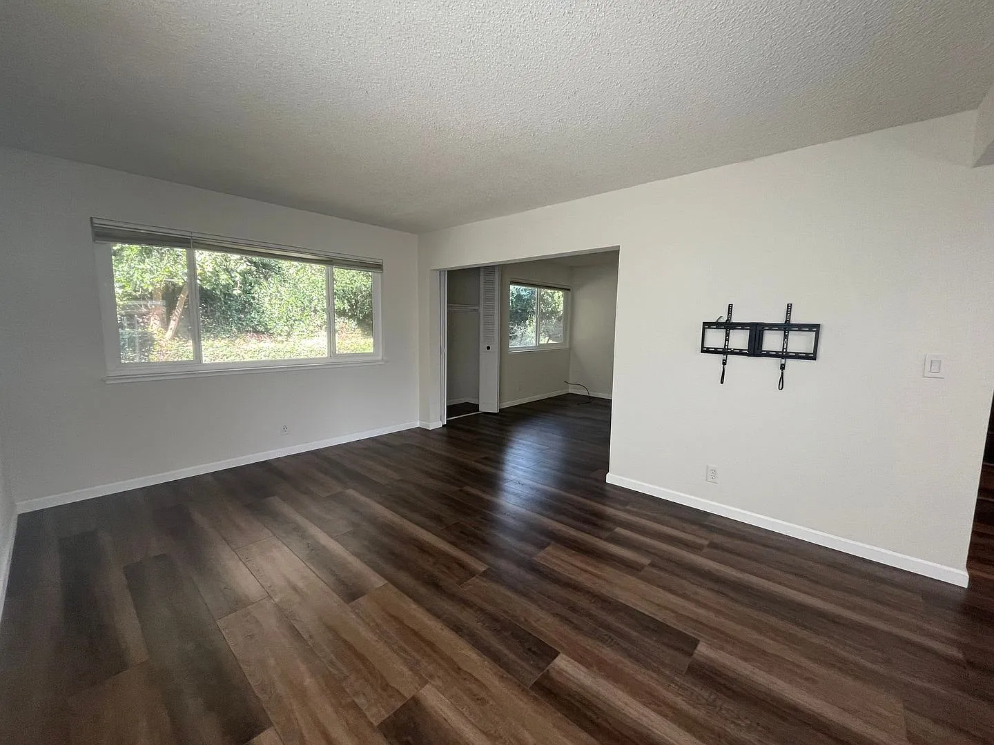 Spacious 3 Bedroom 2 Bathroom Condo Available October 1st — Photo 4