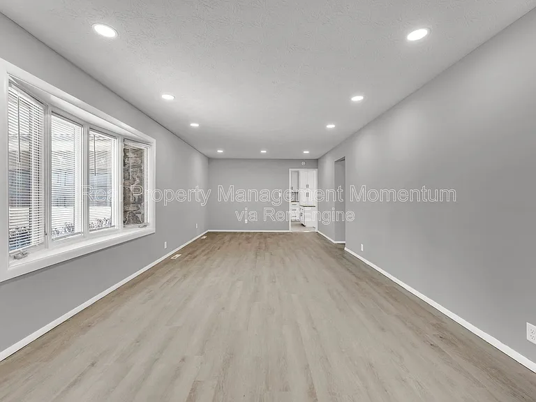 3204 N Wildan Ave — Photo 5