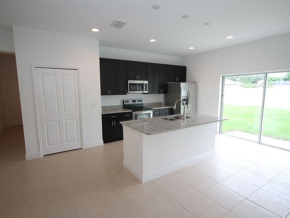 5th image of 762 Pelican Ct