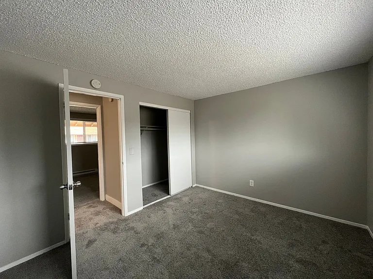 Surrey Square Apartments — Photo 30