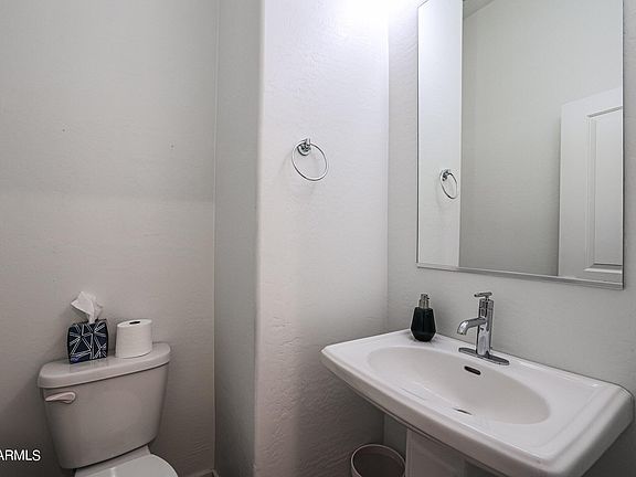 5th image of 2344 E Huntington Dr