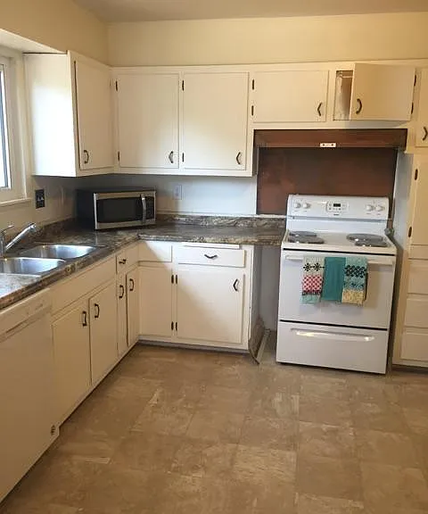10308 Arvilla Ave NE — Photo 2