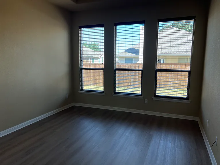 1405 Nightingale Dr — Photo 25