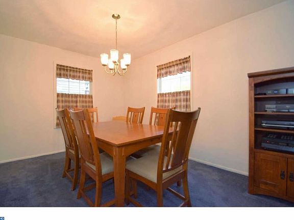 5th image of 217 Canterbury Ct