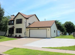 955 7th St, Menasha, WI 54952