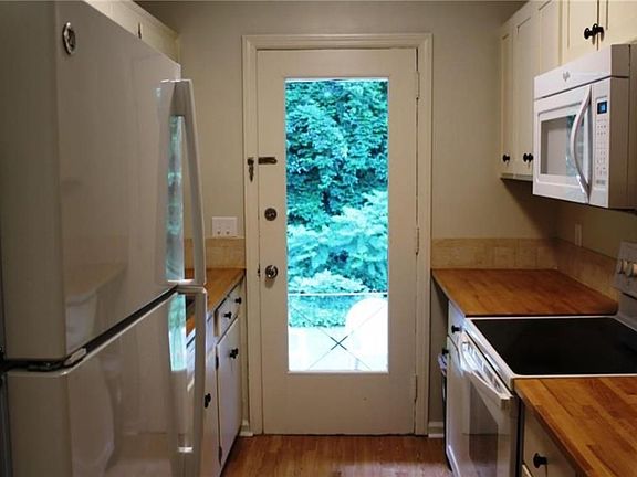 4th image of 438 Carriage Dr #B