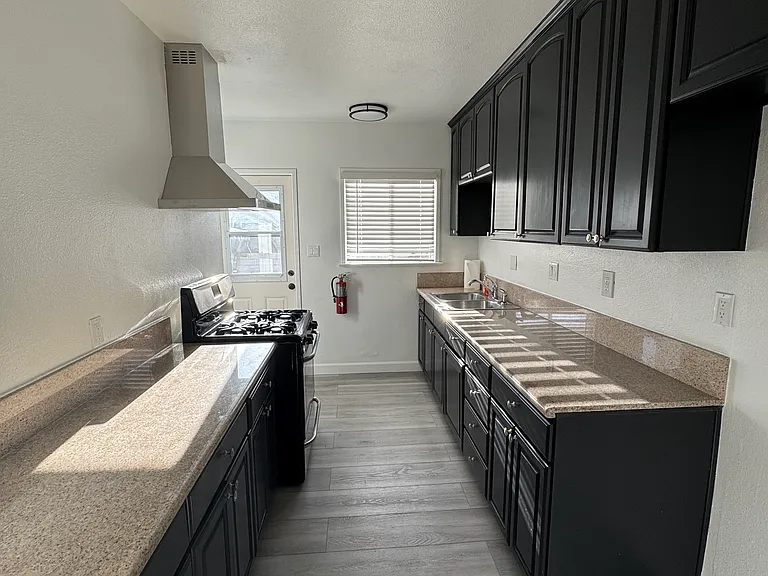 13831 Manor Dr — Photo 16