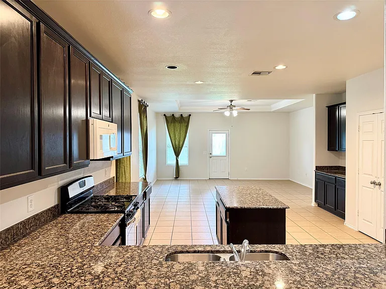 1331 S Maple Dr — Photo 6