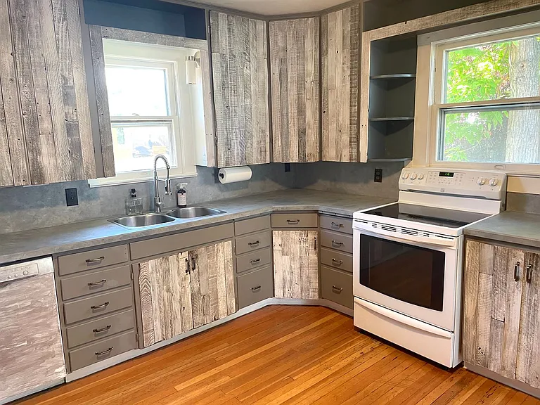 2411 W Woodlawn Ave — Photo 4