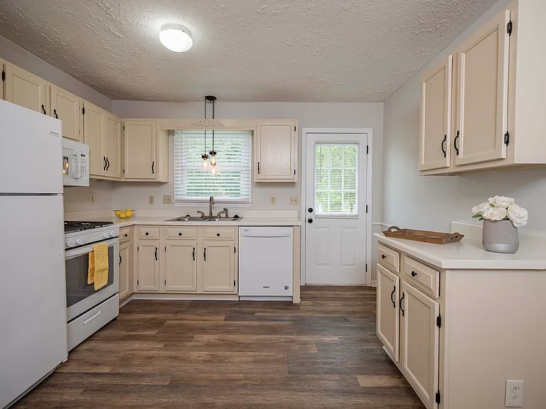 2594 Exeter Dr — Photo 12