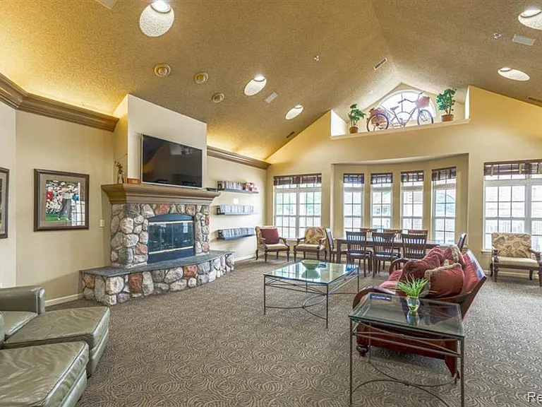 12101 Pinehurst Ln — Photo 2
