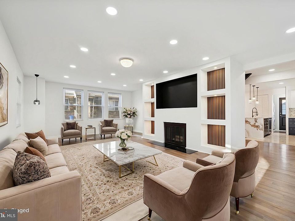 1st image of 323 Derwyn Rd