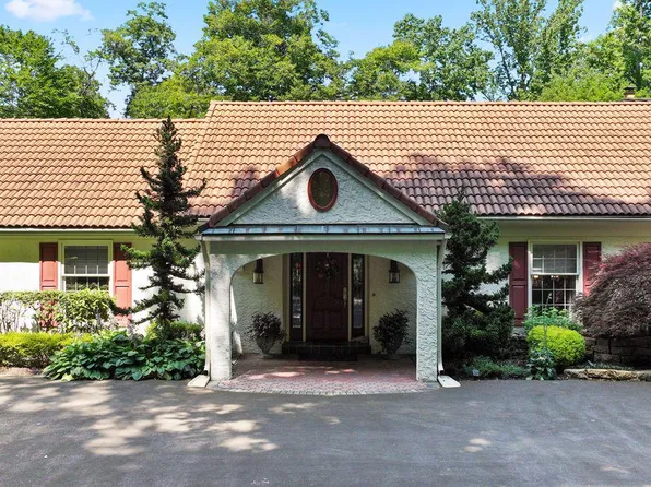 9 Hunt Club Ln, Malvern, PA 19355