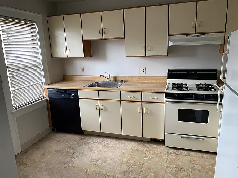 10820 Carnegie Ave #5 — Photo 6