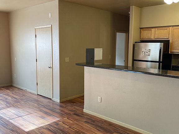 5th image of 916 E Burlington St #5S