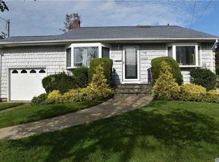 75 Rose St, Massapequa Park, NY 11762