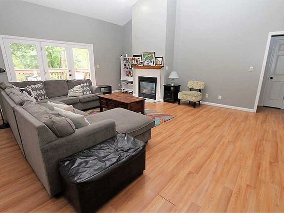 5th image of 320 E Pine Ave