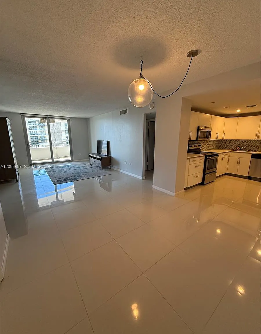 Oceanside Plaza Condo — Photo 4