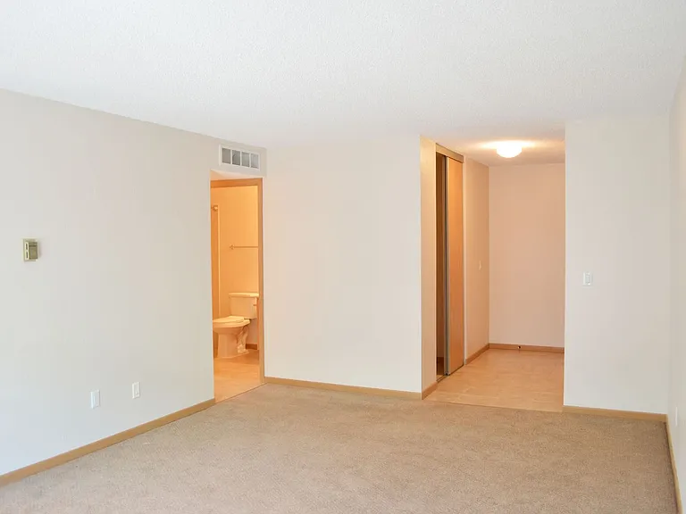 Larpenteur Estates Apartments — Photo 86