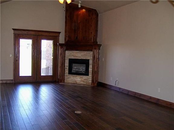 3rd image of 925 NW 195th Pl